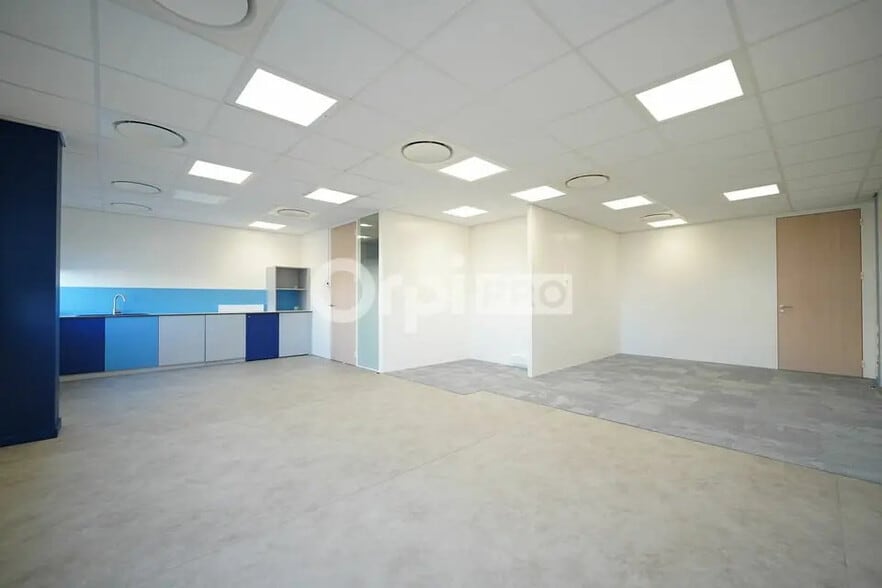 50 Rue Jean Zay, Saint-Priest à louer - Photo de l’immeuble – Image 1 sur 12