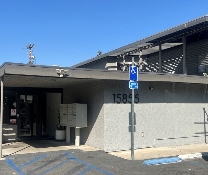 15855-15859 Edna Pl, Irwindale, CA à louer - Photo de l’immeuble – Image 1 sur 4