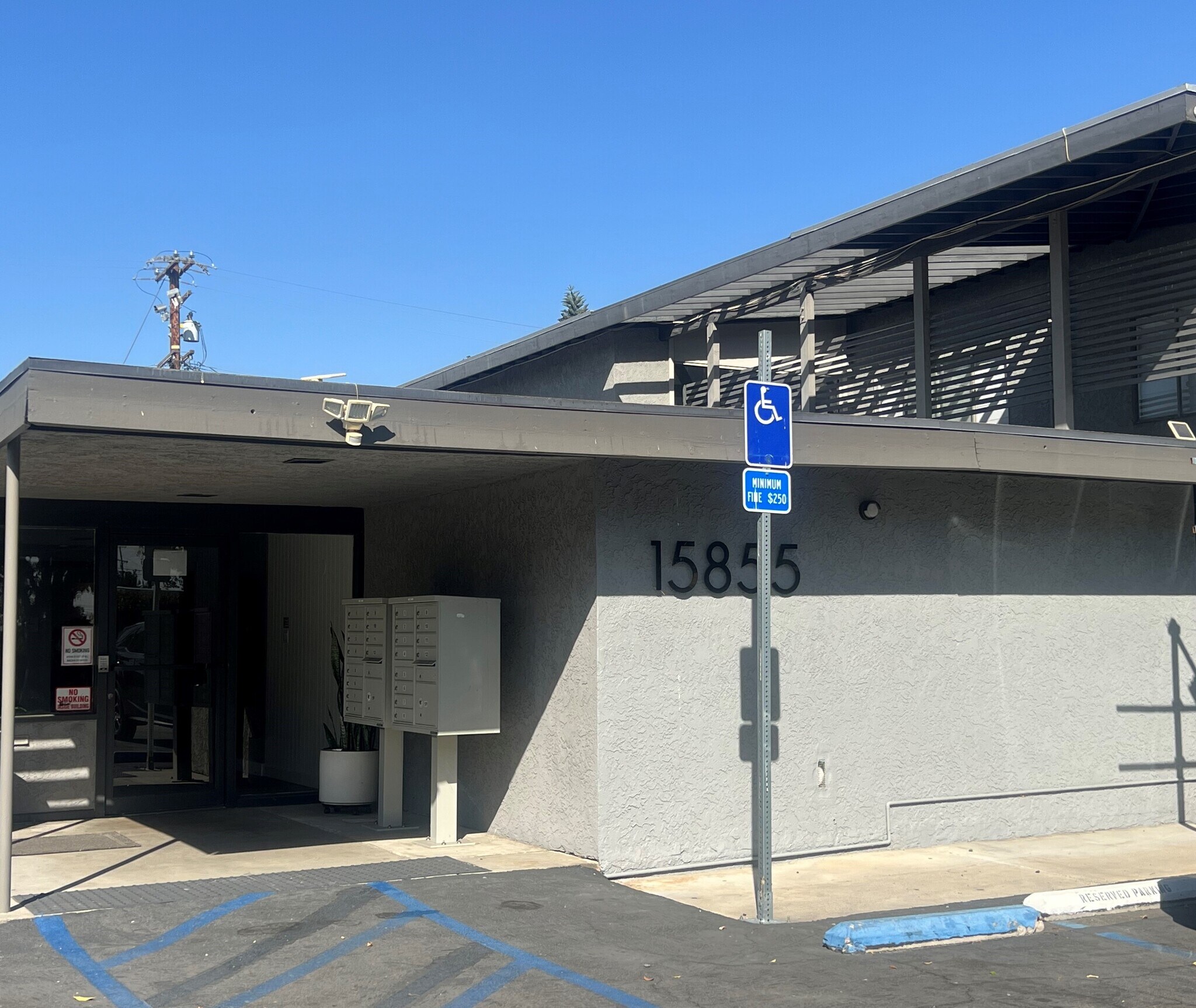 15855-15859 Edna Pl, Irwindale, CA à louer Photo de l’immeuble– Image 1 sur 5