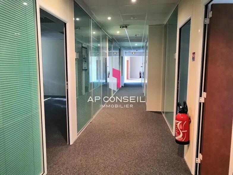 Bureau dans Montigny-le-Bretonneux à vendre - Photo intérieure – Image 2 sur 7