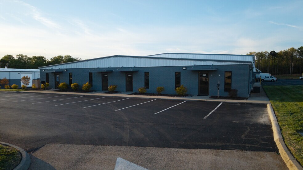 1349 South Park Dr, Kernersville, NC à louer - Photo de l’immeuble – Image 3 sur 5