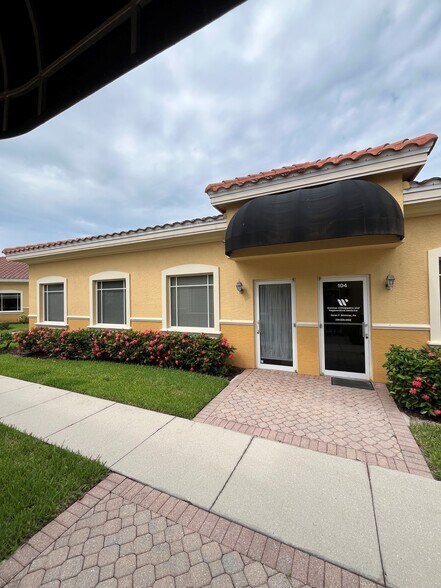 3380 Woods Edge Cir, Bonita Springs, FL à louer - Photo de l’immeuble – Image 3 sur 3