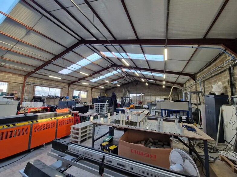 Local d'activités dans Carpiquet à vendre - Photo de l’immeuble – Image 2 sur 2