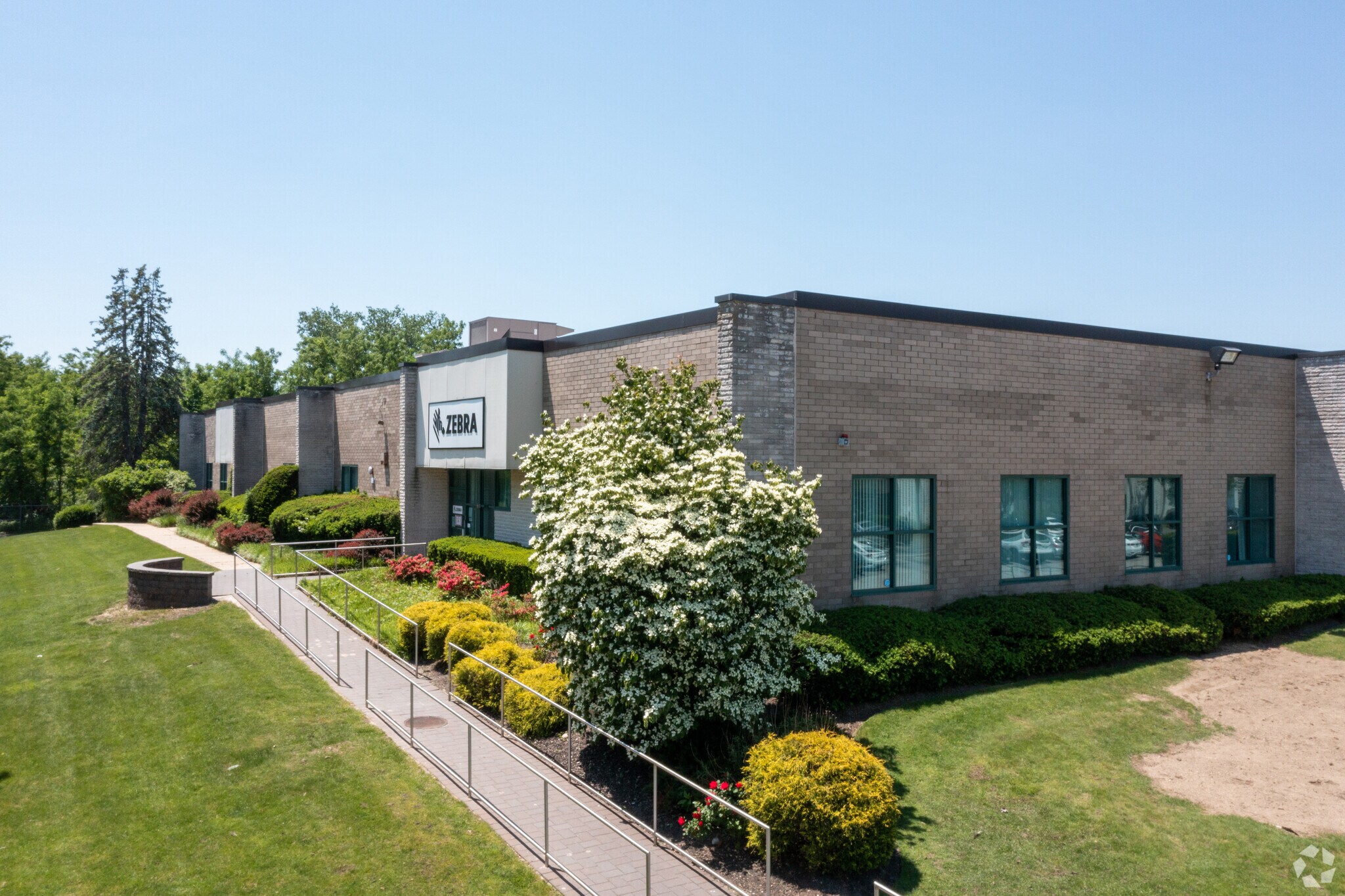 60 Plant Ave, Hauppauge, NY à louer Photo principale– Image 1 sur 7