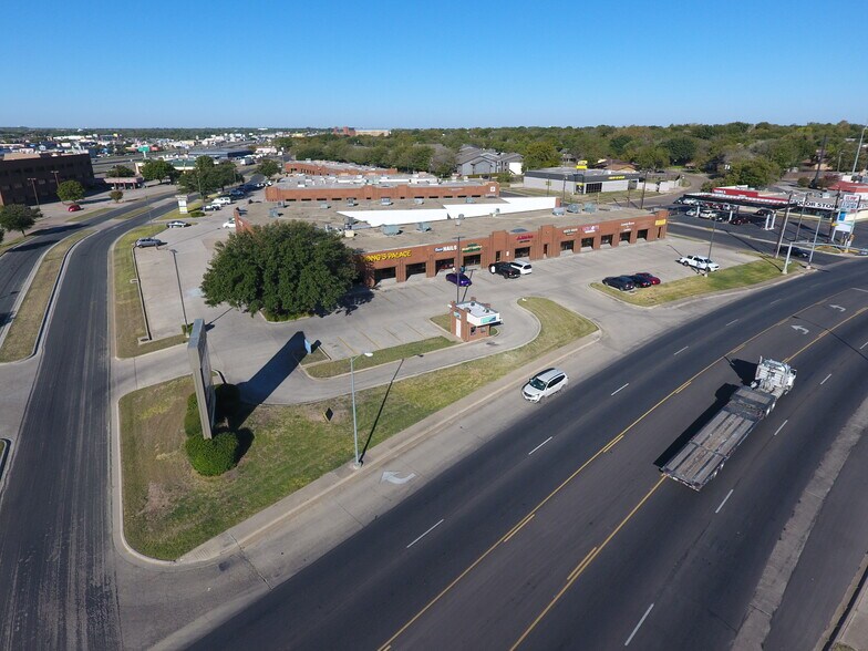 2201 S W S Young Dr, Killeen, TX à louer - Photo de l’immeuble – Image 3 sur 11