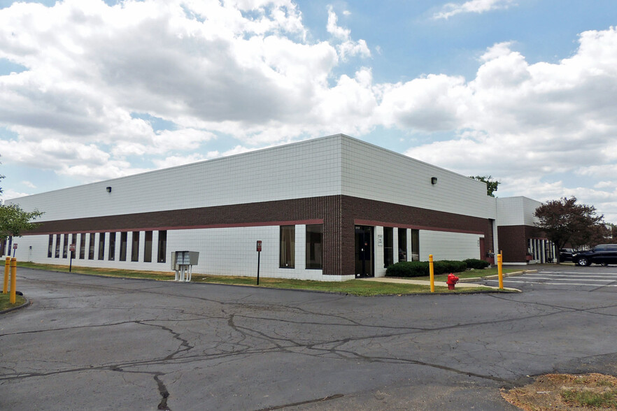 11900-11950 Farmington Rd, Livonia, MI à louer - Photo de l’immeuble – Image 1 sur 6