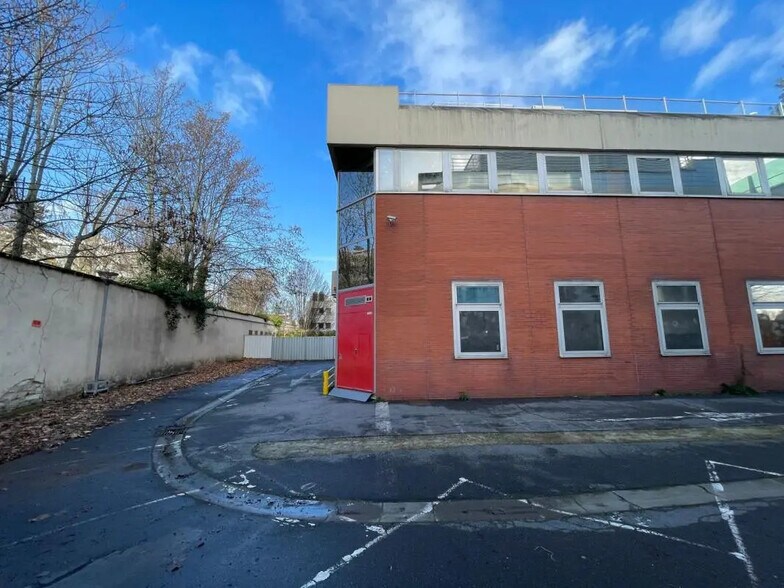 Local d'activités dans Saint-Cloud à vendre - Photo de l’immeuble – Image 2 sur 4