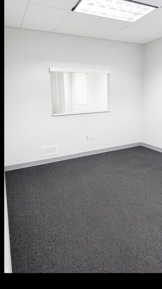 5310 Clark Rd, Sarasota, FL à louer - Photo intérieure – Image 3 sur 19