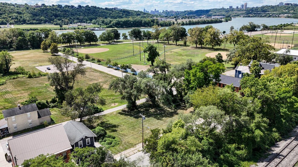 3201-3219 Riverside Dr, Cincinnati, OH à vendre - Aérien – Image 2 sur 10