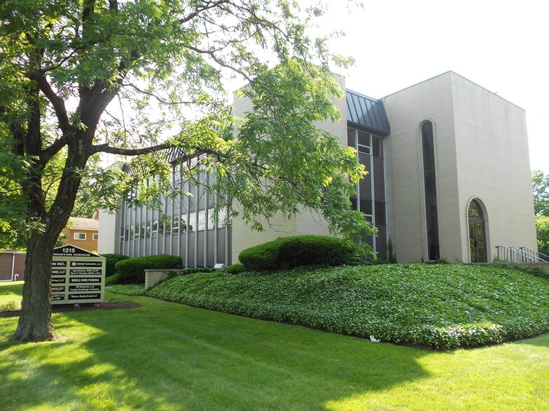 1215 Livingston Ave, North Brunswick, NJ à louer - Photo de l’immeuble – Image 1 sur 1