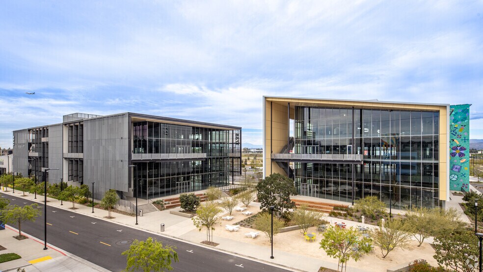 1735 Flight Way, Tustin, CA à louer - Photo de l’immeuble – Image 3 sur 7