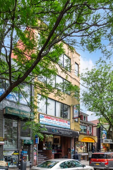 3720-3722 74th St, Jackson Heights, NY à louer - Photo de l’immeuble – Image 3 sur 4