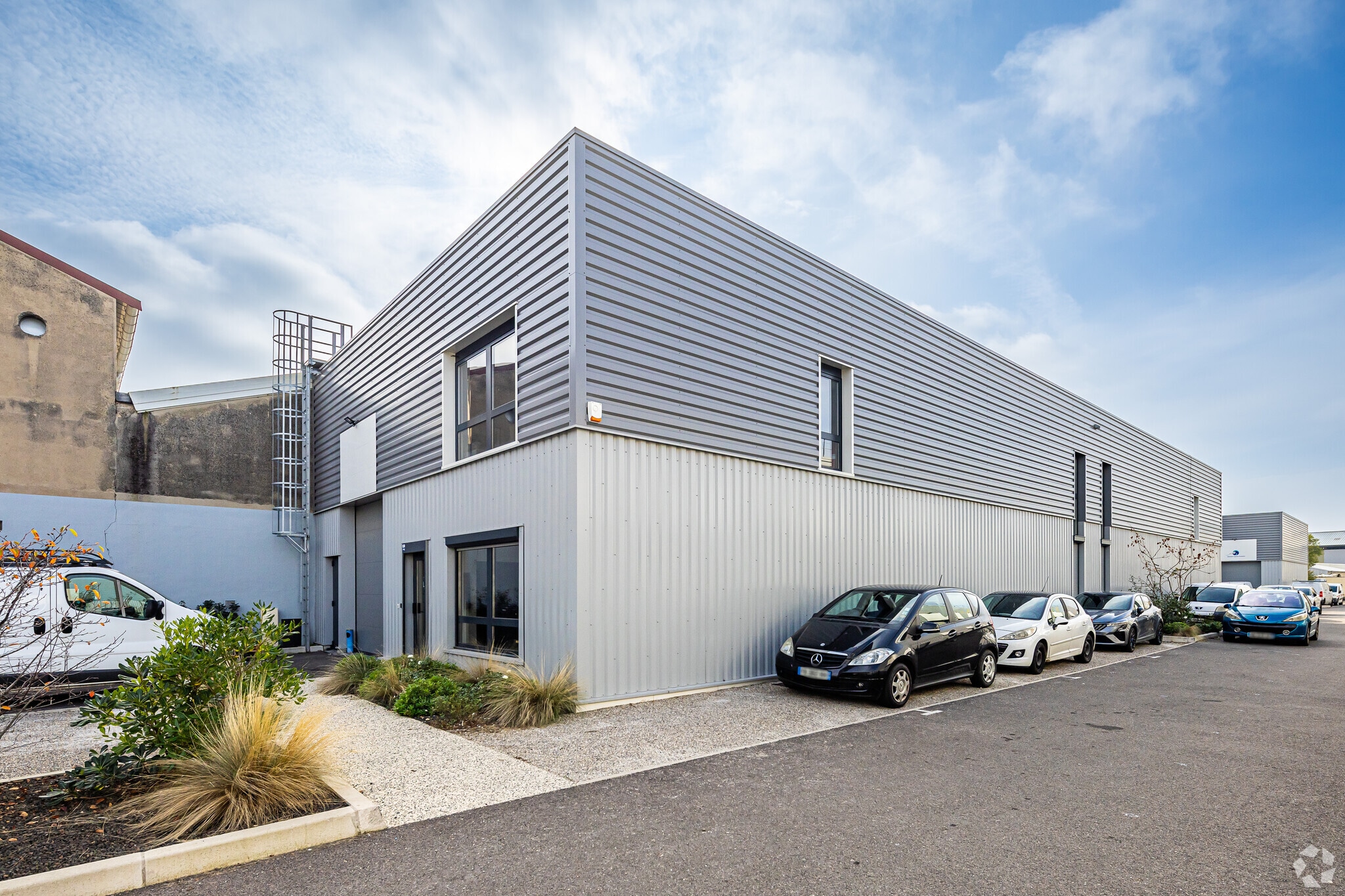 Local d’activités dans Vénissieux à louer Photo de l’immeuble– Image 1 sur 4