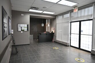 3 Clearview Market Way, Red Deer, AB à louer Photo de l’immeuble– Image 2 sur 11