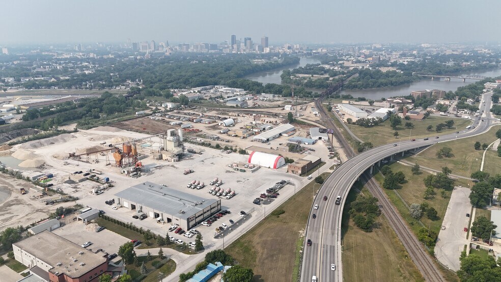 1 Cole Av, Winnipeg, MB à louer - Photo de l’immeuble – Image 3 sur 4