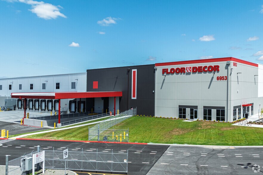 17819 Canyon Rd E, Puyallup, WA à louer - Photo principale – Image 1 sur 9