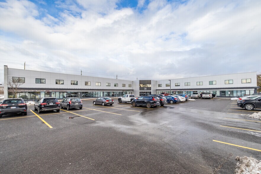 36 Antares Dr, Ottawa, ON à louer - Photo de l’immeuble – Image 2 sur 3
