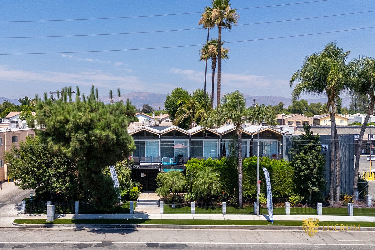 20951 Roscoe Blvd, Canoga Park, CA à vendre Photo de l’immeuble– Image 1 sur 24