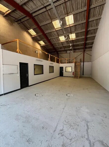 Local d’activités dans Gémenos à louer - Photo intérieure – Image 2 sur 3