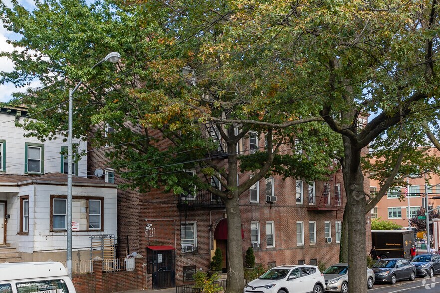9815 34th Ave, Corona, NY à vendre - Photo de l’immeuble – Image 3 sur 17