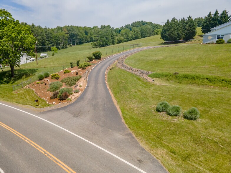 1266 E Stuart Dr, Hillsville, VA à vendre - Photo de l’immeuble – Image 2 sur 54
