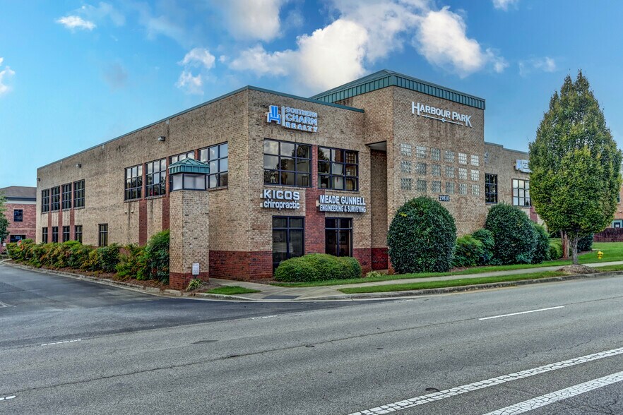 19810 W Catawba Ave, Cornelius, NC à louer - Photo de l’immeuble – Image 3 sur 38