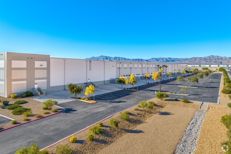 5835 E Ann Rd, Las Vegas, NV à louer - Photo de l’immeuble – Image 3 sur 18