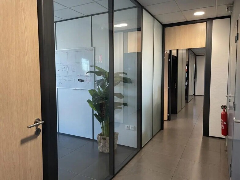 Bureau dans Cappelle-la-Grande à louer - Photo de l’immeuble – Image 2 sur 4