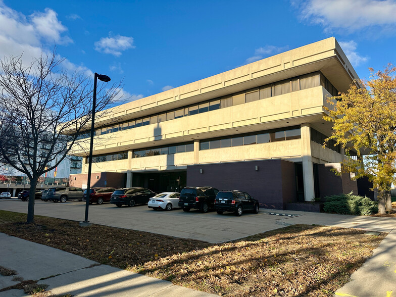 425 Cedar St, Waterloo, IA à vendre - Photo de l’immeuble – Image 2 sur 3