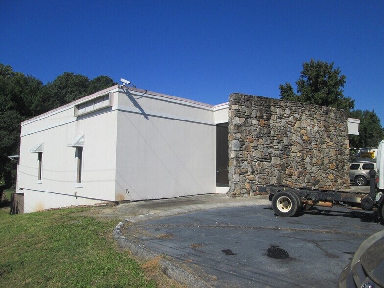 DORAVILLE | 0.79 AC ± | TWO BUILDINGS portefeuille de 2 biens à vendre sur LoopNet.fr - Photo de l’immeuble – Image 3 sur 10