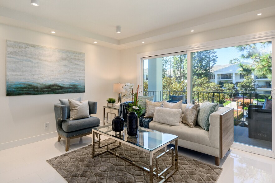 100 Scholz Plz, Newport Beach, CA à vendre - Photo de l’immeuble – Image 2 sur 14