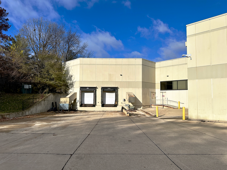 2181 Logan Ave, Waterloo, IA à louer - Photo de l’immeuble – Image 3 sur 5