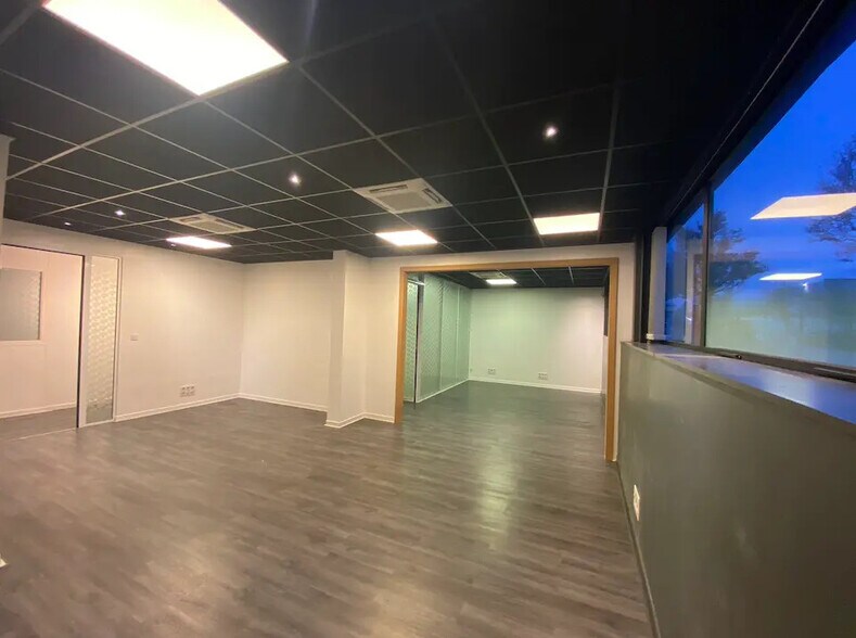 250 Rue Hélène Boucher, Rillieux-la-Pape à vendre - Photo de l’immeuble – Image 3 sur 4