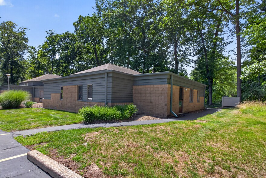 2575 Spring Arbor Rd, Jackson, MI à vendre - Photo de l’immeuble – Image 2 sur 24
