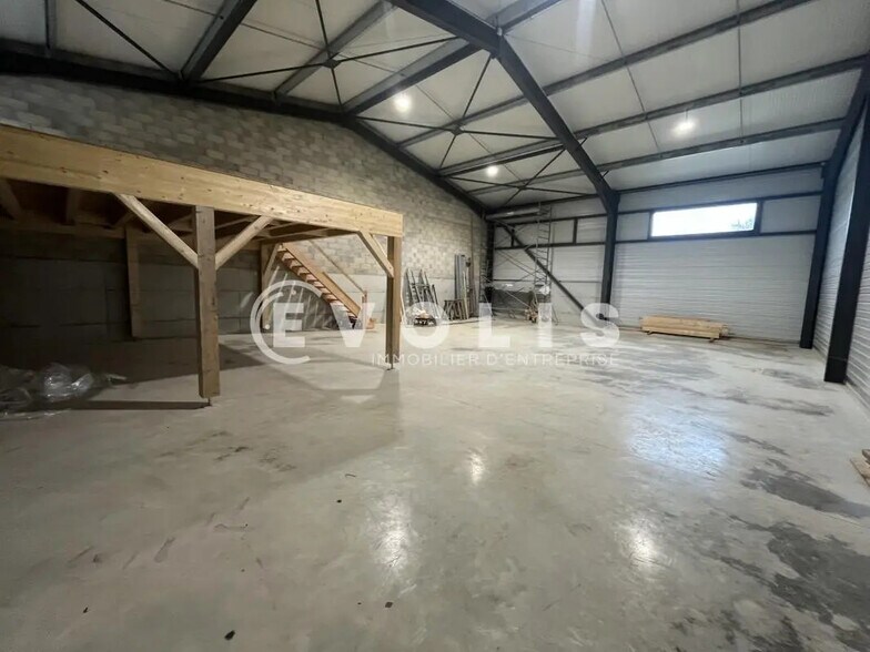 Local d’activités dans Réaumont à louer - Photo intérieure – Image 2 sur 4