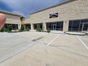 Heatherwide & Wells Branch Pkwy, Pflugerville, TX à louer Photo de l’immeuble– Image 1 sur 5