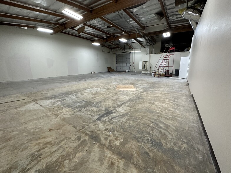 21018 Osborne St, Canoga Park, CA à louer - Photo de l’immeuble – Image 1 sur 7
