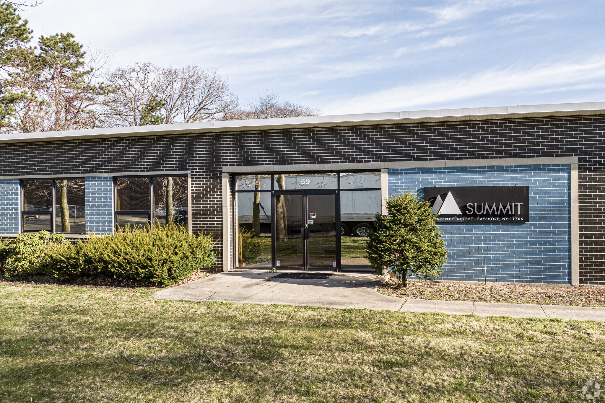 59 Spence St, Bay Shore, NY à louer Photo de l’immeuble– Image 1 sur 2