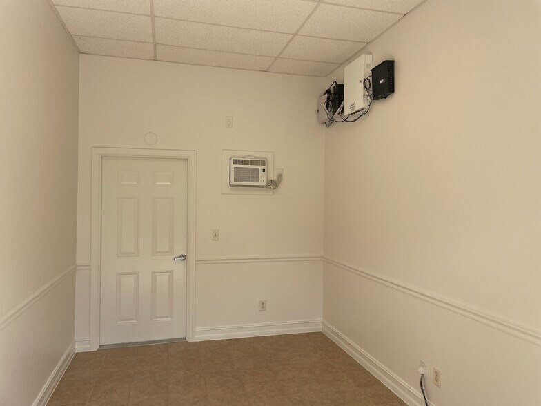 877 NE 27th Ln, Cape Coral, FL à louer - Photo de l’immeuble – Image 3 sur 8
