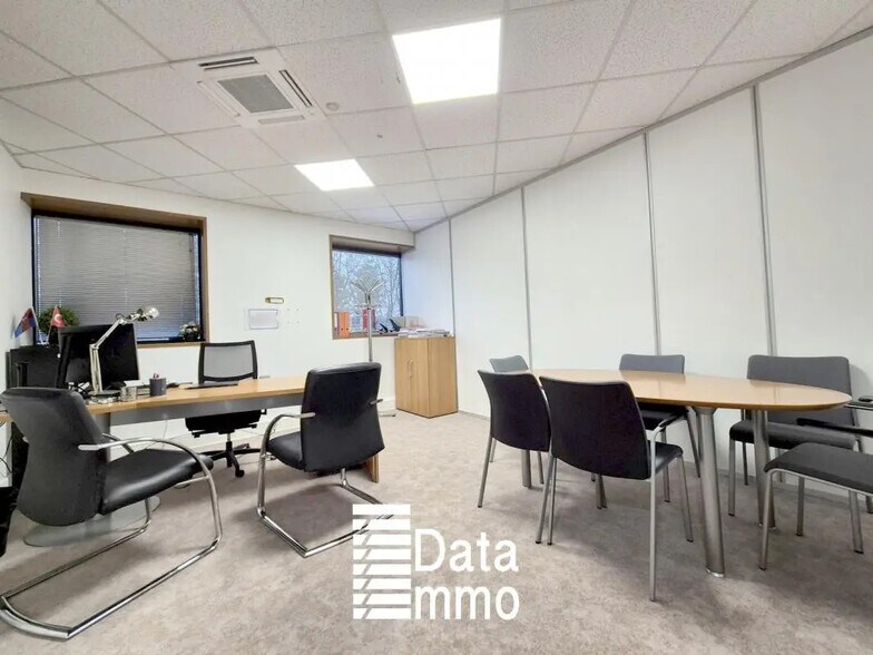 21 Rue Albert Einstein, Champs-sur-Marne à louer - Photo de l’immeuble – Image 3 sur 8