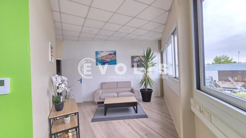 Bureau dans Quincy-Voisins à louer - Photo de l’immeuble – Image 2 sur 17