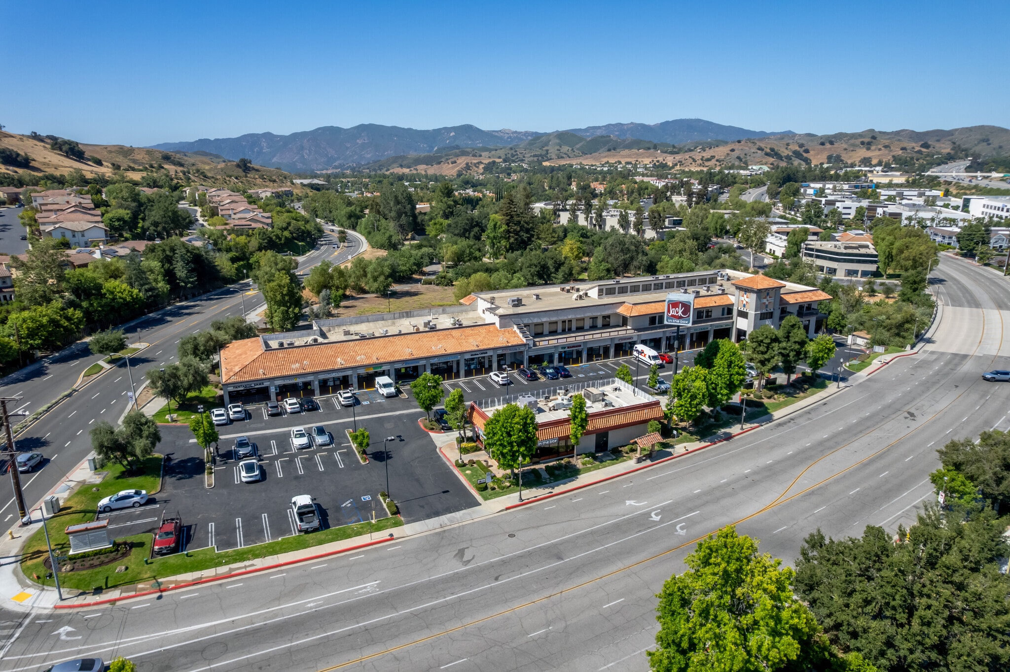 26500 W Agoura Rd, Calabasas, CA à louer Photo principale– Image 1 sur 3