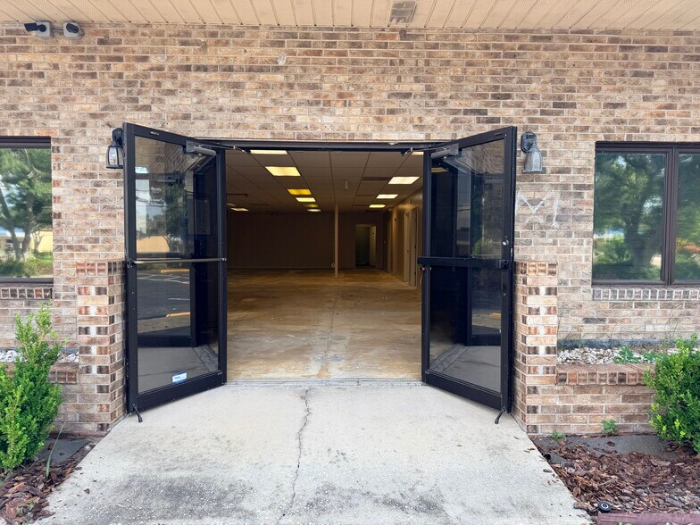 7491 Ulmerton Rd, Largo, FL à louer - Photo de l’immeuble – Image 3 sur 19