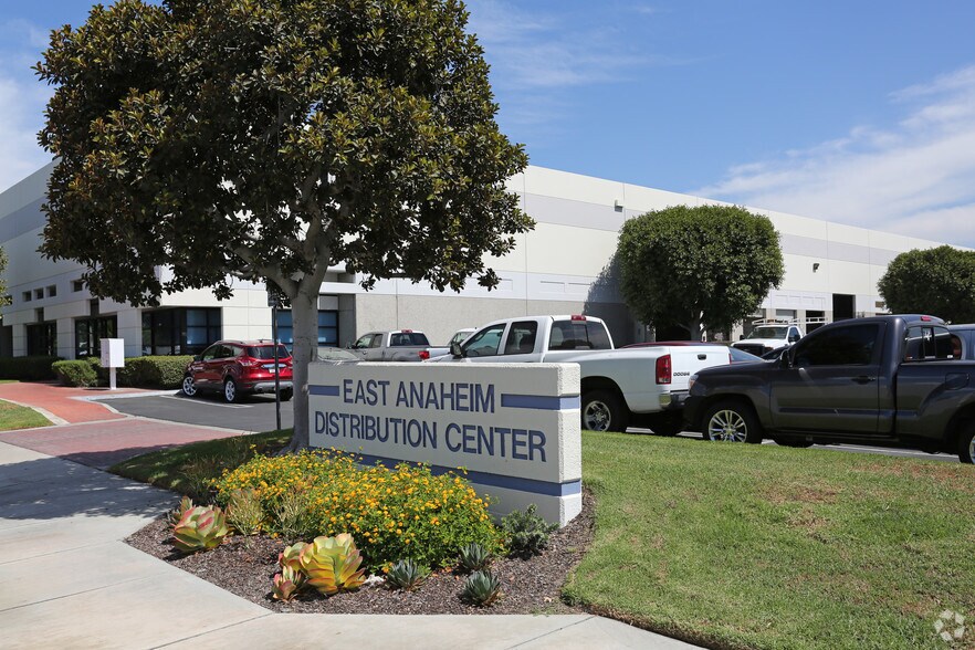 1150 N Red Gum St, Anaheim, CA à louer - Photo de l’immeuble – Image 3 sur 8