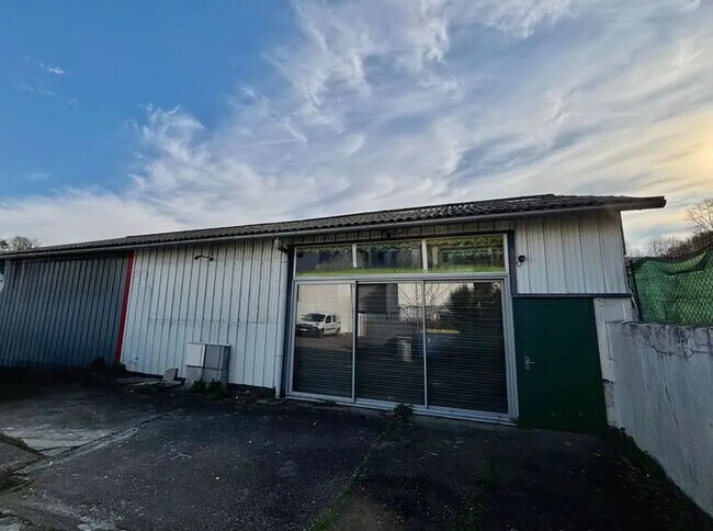 Plus de détails pour Local d'activités à louer