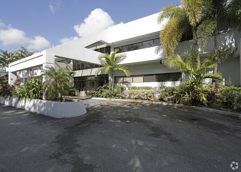 16400 NW 2nd Ave, Miami, FL à louer - Photo de l’immeuble – Image 2 sur 4
