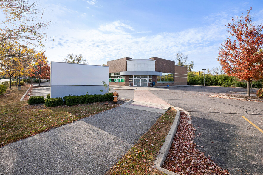 3273 W Huron St, Waterford, MI à louer - Photo de l’immeuble – Image 2 sur 13