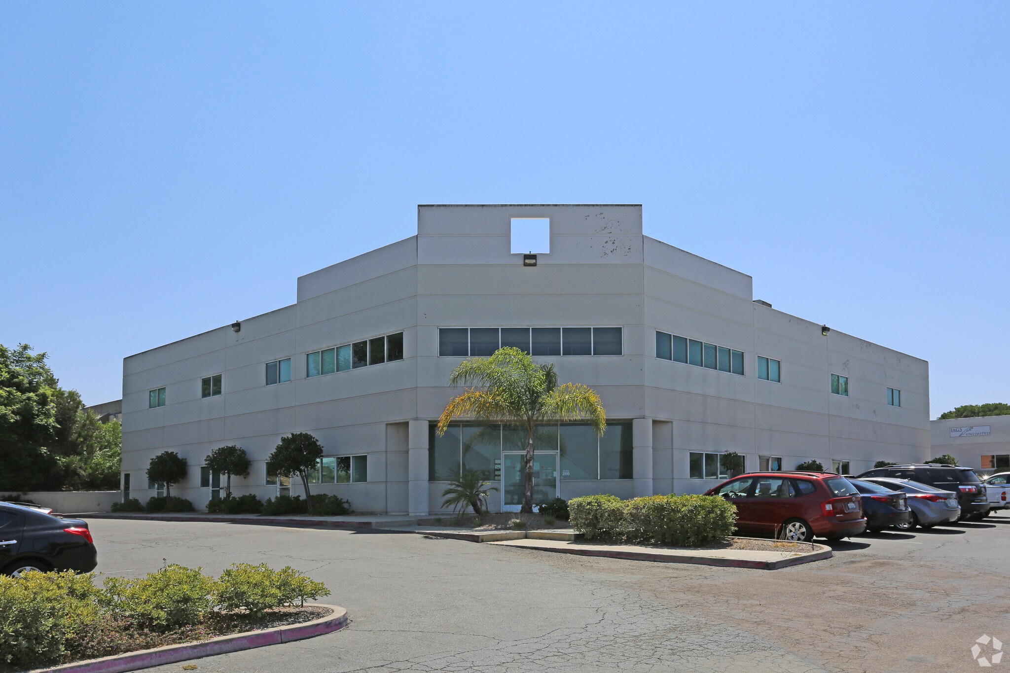 417 E Carmel St, San Marcos, CA à louer Photo de l’immeuble– Image 1 sur 4