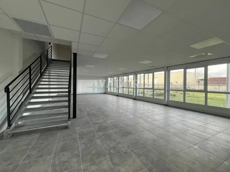150 Bis Rue Ampère, Genay à louer - Photo de l’immeuble – Image 3 sur 9