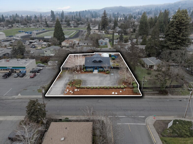 858 NE A St, Grants Pass, OR à vendre - Photo de l’immeuble – Image 3 sur 28